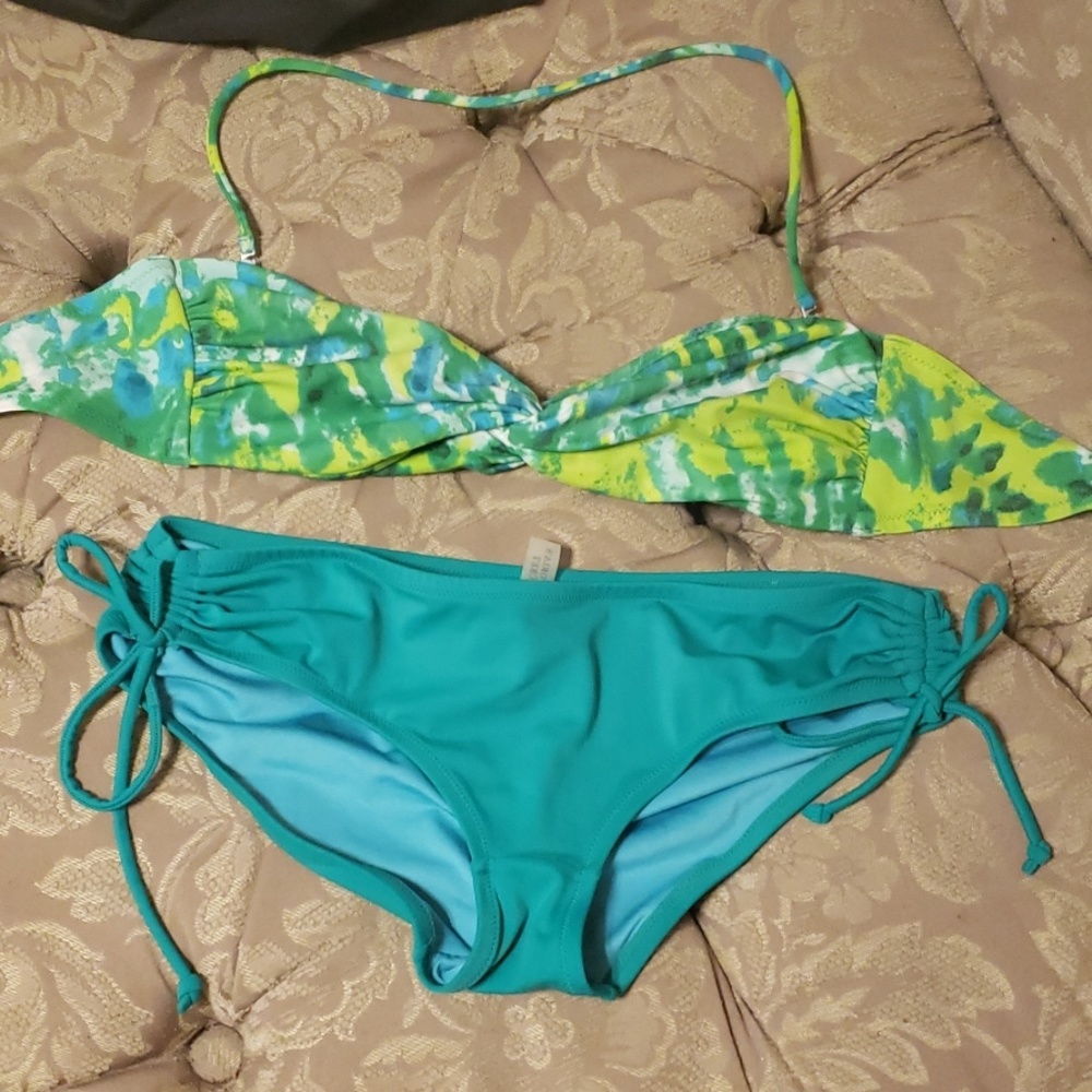 Like New Victoria Secret swim top(M) & bottoms(S)